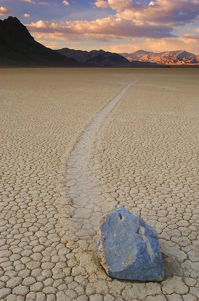 Очень удивительное явление в пустыне. Камень сам двигается по пустыне. Как такое может быть???