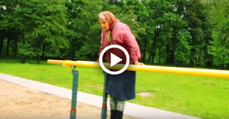 72-летняя бабушка пришла на спортивную площадку. Дальше началось невероятное…