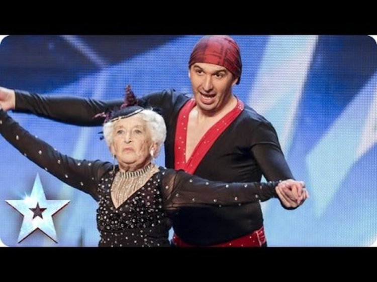 Страстный танец 90-летней танцовщицы (видео)