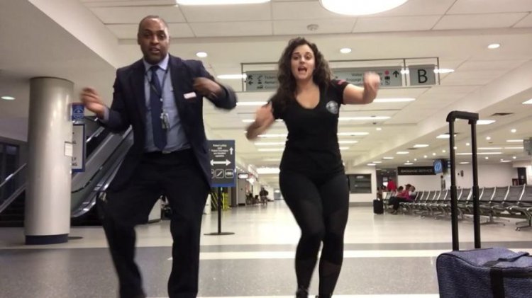 Она пропустила свой авиарейс и осталась на ночь в аэропорту, но не растерялась! (видео)