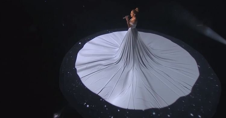 Сказочное выступление Дженнифер Лопес в «живом» платье. Фантастическое видео!
