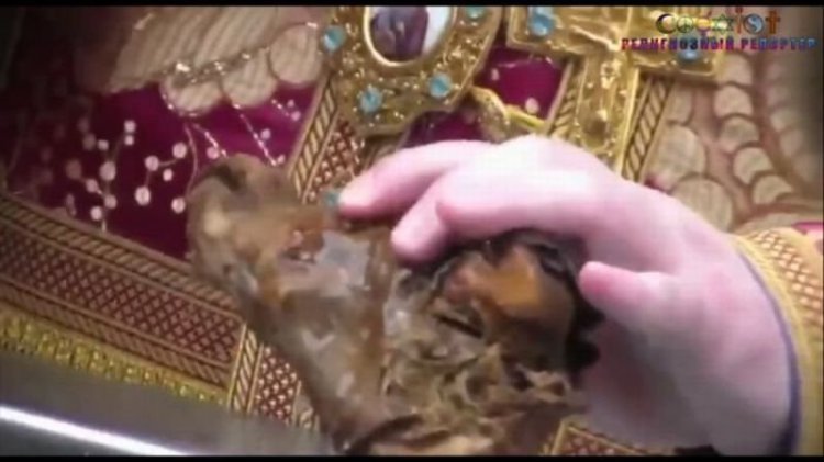 Жесть: Как священники в Румынии святили воду оторванной ногой (видео)