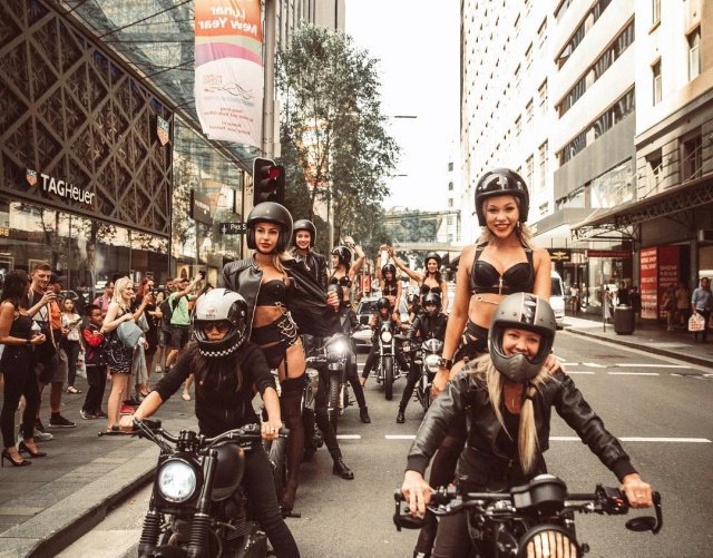 Покатушки Сиднейких байкерш в откровенных нарядах